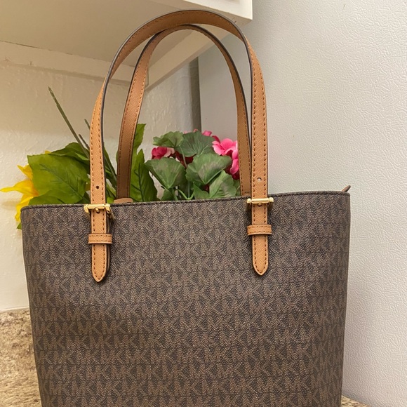 Michael KORS Medium Front Pocket Tote - Picture 14 of 14